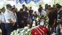 Duka menggelayut saat jenazah pramugari Pesawat Trigana yang jatuh di Papua, Dita Amelia Kurniawan, tiba di Tempat Pemakaman Umum Karet Bivak. (Liputan6.com/Putu Merta Surya Putra)