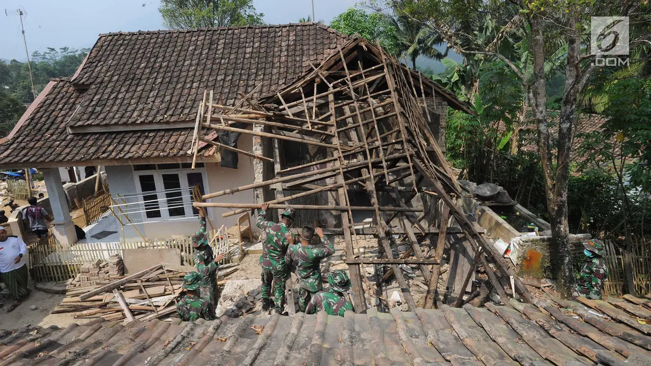 Prajurit TNI Bantu Korban Gempa Banten Bersihkan Reruntuhan