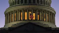 Bendera Amerika berkibar setengah tiang di atas US Capitol, setelah Ratu Elizabeth II meninggal dunia, di Capitol Hill, Washington, Kamis (8/9/2022). Ratu Elizabeth merupakan penguasa terlama di Inggris dan pemimpin tertua di dunia. (AP Photo/Jacquelyn Martin)