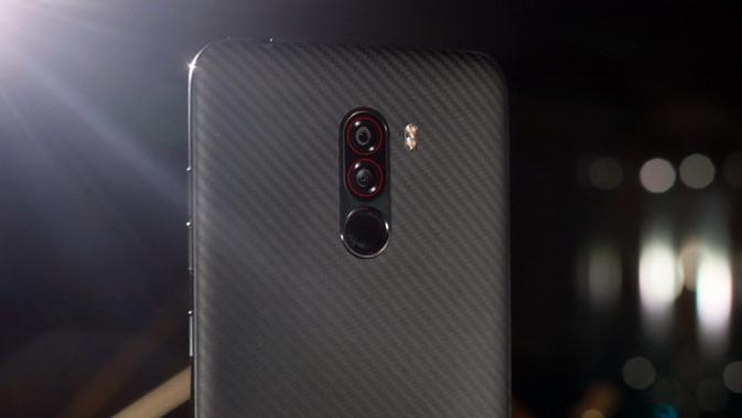 Bagian belakang dari Pocophone F1 versi Armored Edition (kredit: engadget)