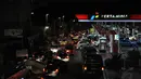 Suasana ratusan kendaraan mengantre panjang saat akan mengisi bahan bakar di SPBU Kuningan, Jakarta, Senin (17/11) malam. (Liputan6.com/Miftahul Hayat)