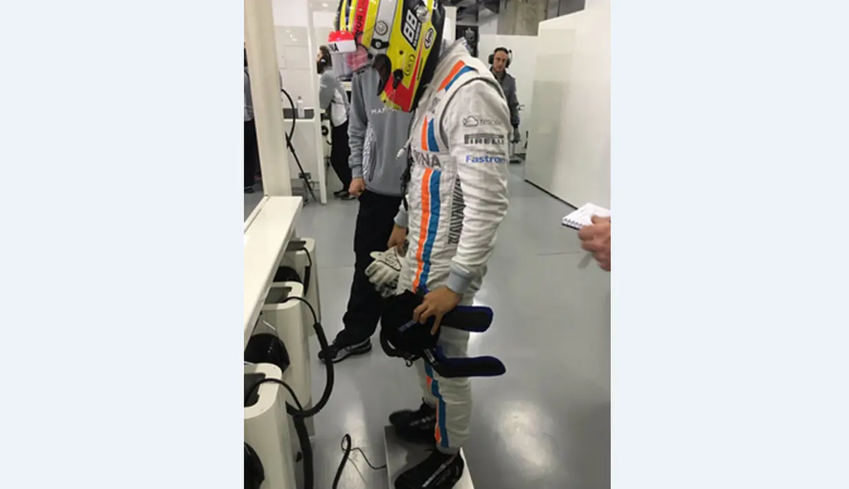 Pebalap Manor Racing asal Indonesia, Rio Haryanto, melakukan timbang badan sebelum turun dalam latihan bebas ketiga F1 GP China di Sirkuit Internasional Shanghai, China, Sabtu (16/4/2016). (Bola.com/Twitter/Manorracing)