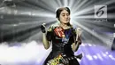 Penyanyi dangdut Via Vallen digandeng band legendaris Slank dalam konsernya yang bertajuk 'Slank in Love' di Jakarta, Selasa (27/2). Di konser Slank in Love, Via Vallen dan Slank dengan membawakan lagu daerah secara medley. (Liputan6.com/Faizal Fanani)