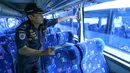 Petugas BPTD wilayah Banten Kementerian Perhubungan mengecek bagian tempat duduk penumpang di Pool Blue Star, Pondok Cabe, Rabu (30/5). Bus yang dilakukan pengecekan ini akan digunakan untuk mudik lebaran. (Merdeka.com/Arie Basuki)