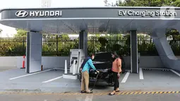 Fasilitas Electric Vehicle (EV) Charging Station yang dapat menampung 3 slot mobil listrik di area lobby Senayan Park Jakarta (10/06/2022). EV Charging Station memberikan kemudahan bagi pengguna mobil listrik dan sebagai bentuk dukungan Lippo Malls terhadap percepatan ekosistem mobil listrik di Indonesia. (Liputan6.com/Fery Pradolo)