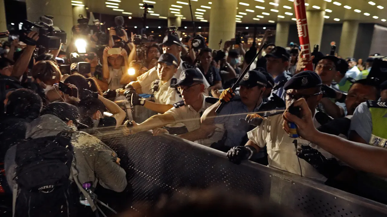 Tolak RUU Ekstradisi, Pengunjuk Rasa di Hong Kong Bentrok dengan Polisi