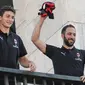 Pemain baru AC Milan, Gonzalo Higuain dan Mattia Caldara melempar jersey ke suporter dari balkon di alun-alun pusat Milan Piazza Duomo (3/8). Caldara didapatkan secara permanen dan menandatangani kontrak sampai 30 Juni 2023. (AFP Photo/Stringer)