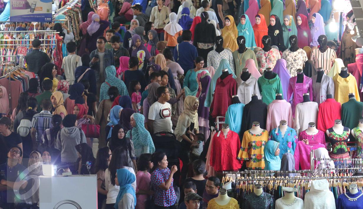 Sejumlah pembeli mencari berbagai kebutuhan berupa pakaian di Pasar Tanah Abang, Jakarta, Rabu (9/12). Libur pilkada dimanfaatkan warga untuk berbelanja pakaian di pasar tekstil terbesar di Asia Tenggara itu. (Liputan6.com/Angga Yuniar)