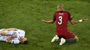 Ekspresi pemain Portugal, Pepe, setelah melanggar pemain Islandia, Jon Dadi Bodvarsson, pada laga Grup F Piala Eropa 2016 di Stade Geoffroy Guichard, Saint-Etienne, Rabu (15/6/2016) dini hari WIB. (AFP/Jean-Philippe Ksiazek)