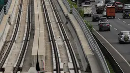 Suasana proyek Light Rail Transit (LRT) Jabodebek, Jakarta, Selasa (12/3). Kereta LRT Jabodebek untuk rute Cawang-Cibubur akan diuji coba Juni 2019 dan saat ini proses pengerjaan untuk rute tersebut sudah mencapai 78,455%. (Liputan6.com/Faizal Fanani)