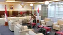Pekerja membersihkan ruang kerja Dewan Pengarah Badan Riset dan Inovasi Nasional (BRIN) yang berada pada lantai dua Gedung BRIN di Jakarta, Selasa (19/7/2022). Kepala BRIN Laksana Tri Handoko menyebut ruang kerja Ketua Dewan Pengarah BRIN sejak awal tidak termasuk dalam rencana renovasi. (Liputan6.com/Angga Yuniar)