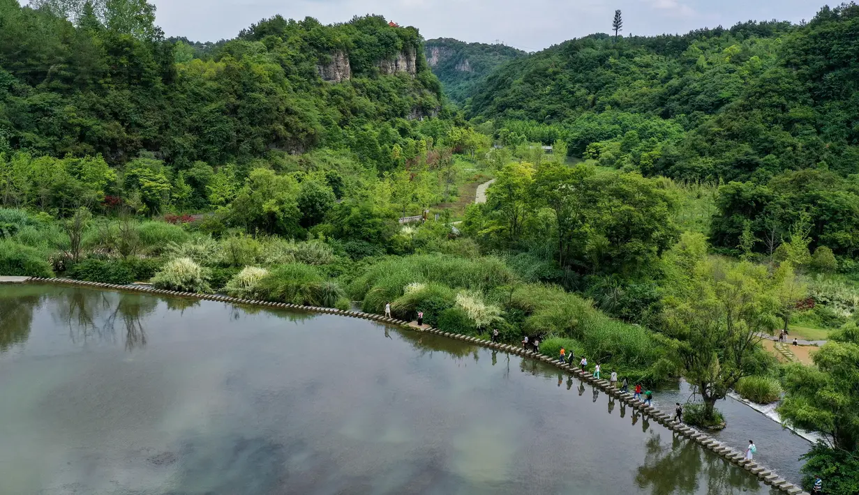Foto dari udara memperlihatkan sejumlah wisatawan bersenang-senang di objek wisata Tianhetan, Kota Guiyang, Provinsi Guizhou, China, Selasa (9/6/2020). (Xinhua/Ou Dongqu)