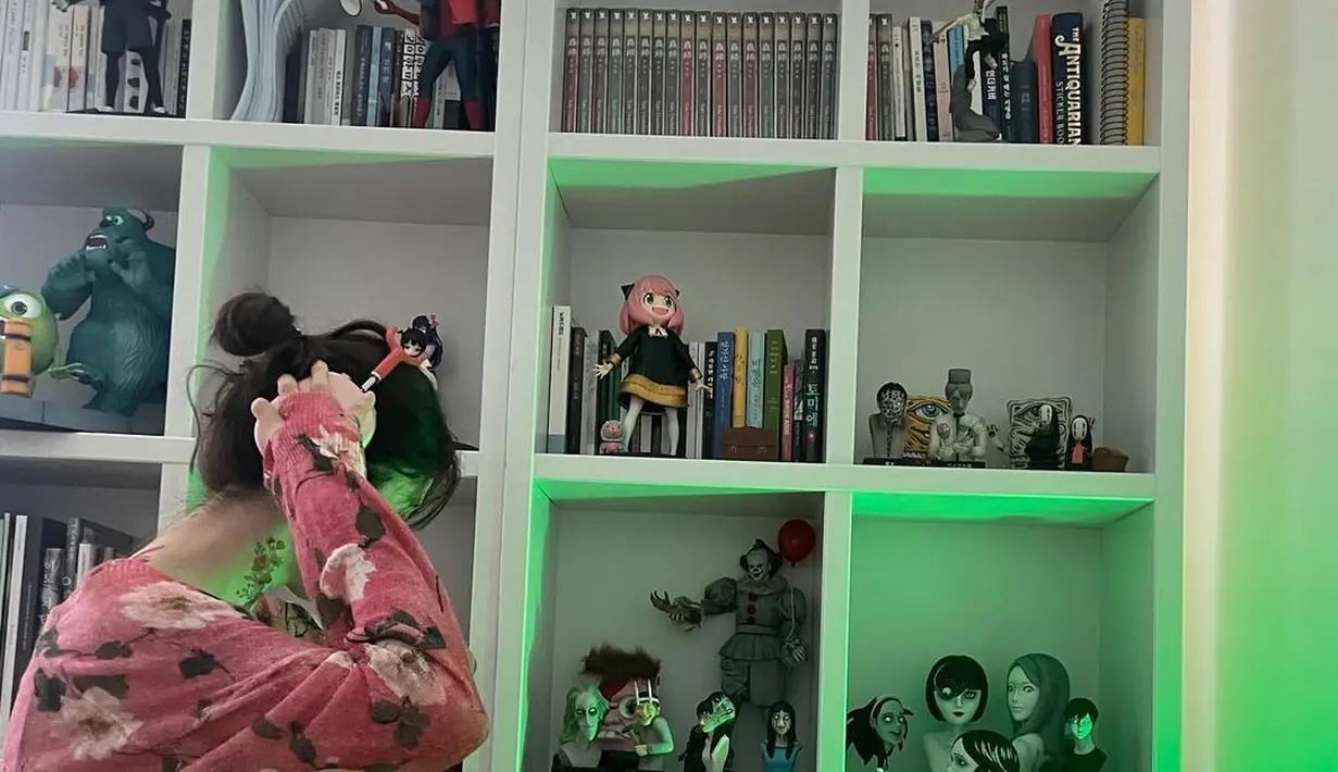 Selain itu, ia juga kenakan kardigan merah bermotif bunga yang selaras dengan tatonya [@xeesoxee]