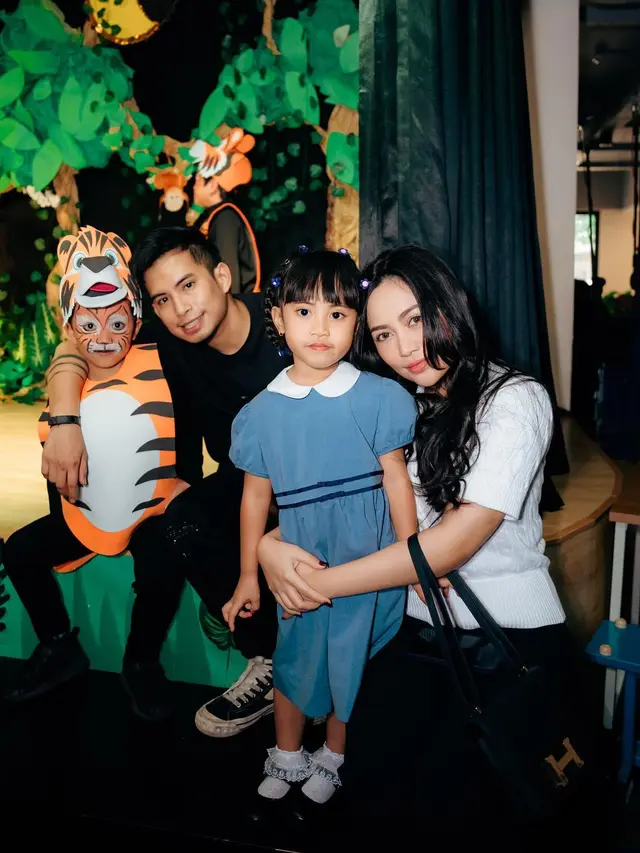 7 Potret Rachel Vennya dan Okin di Acara Sekolah Anak, Ada Salim Nauderer