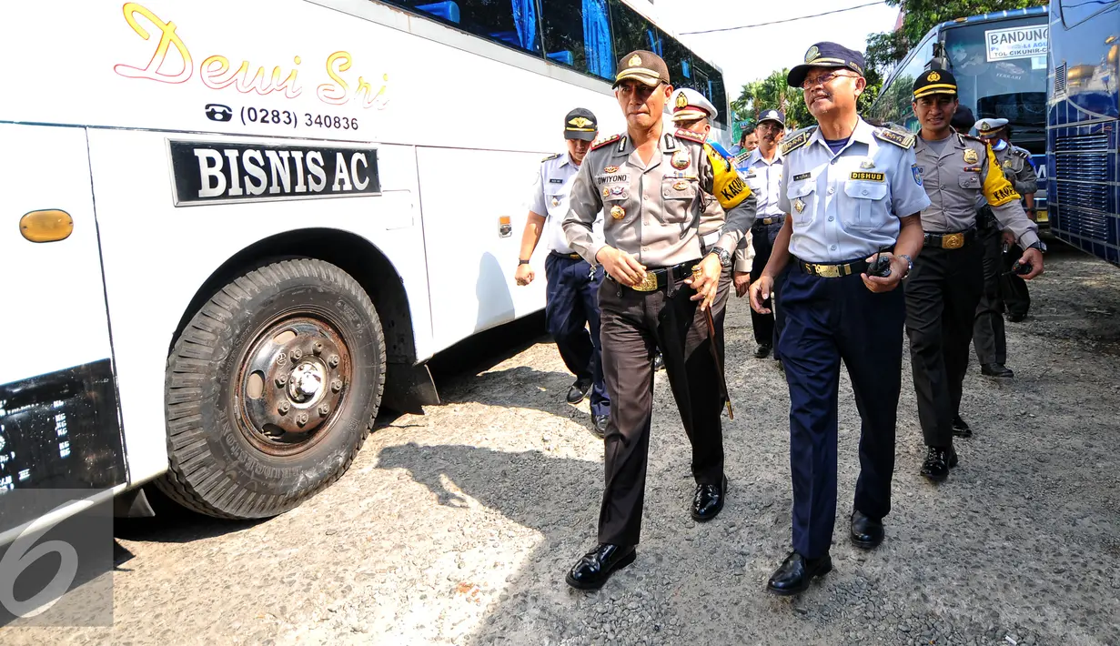 Kapolresta Depok AKBP Dwiyono saat tiba di terminal Depok, Senin (13/7/2015). Puluhan bus termasuk sopir yang berada di terminal Depok melakukan pengecekan tes kesehatan dan urine. (Liputan6.com/Yoppy Renato)