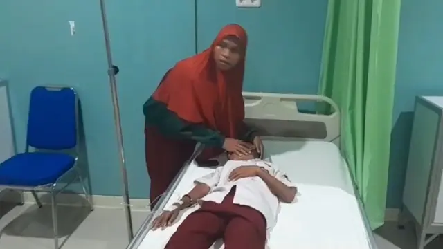Azzan murid SD di Kota Kendari, masuk rumah sakit usai kepalanya dibenturkan ke tembok oleh orang tua siswa lainnya.