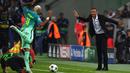 Pelatih Barcelona, Luis Enrique (kanan) bergaya mirip Neymar dipinggir lapangan saat menyaksikan duel timnya melawan Borussia Moenchengladbach pada liga Champions di Borussia Park, Jerman (Kamis (29/9/2016) dini hari WIB. (AFP/Patrik Stollarz)