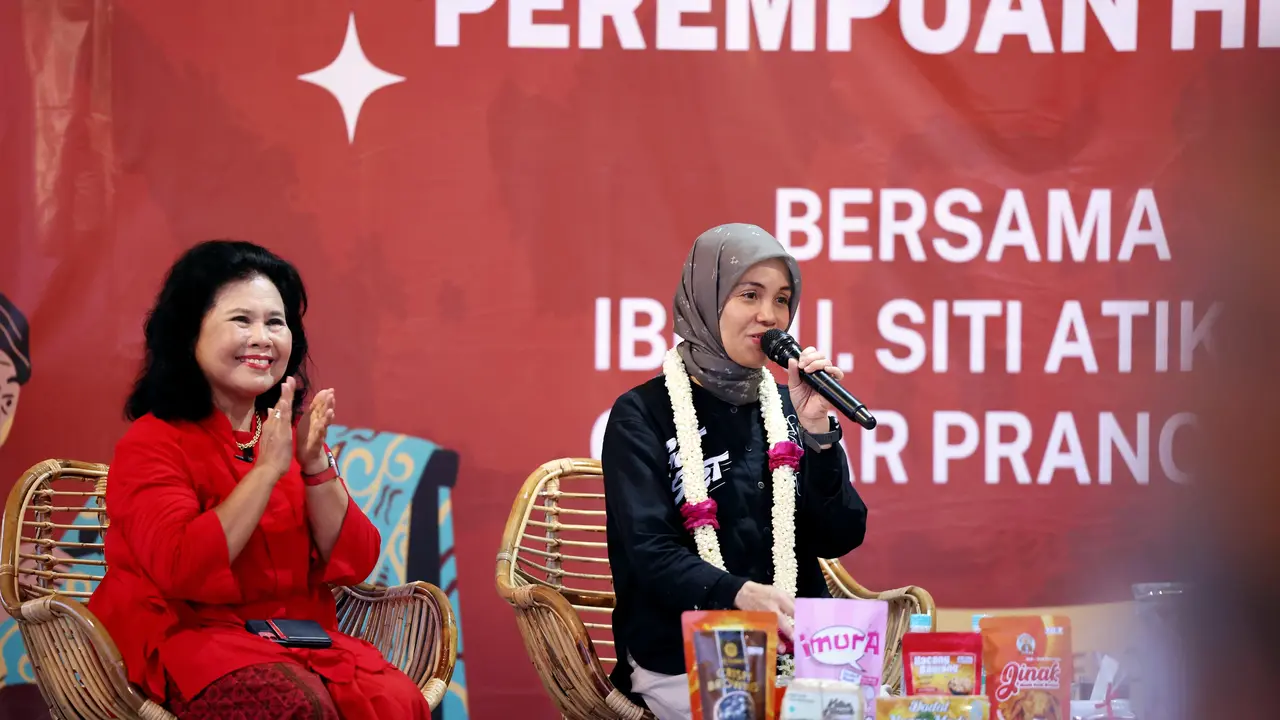 Istri calon presiden Ganjar Pranowo, Siti Atikoh Supriyanti, berdialog dengan pelaku UMKM di sebuah restoran, Jalan Griya Mutiara Asri, Kalisapu, Slawi, Kabupaten Tegal, Jawa Tengah, Jumat (29/12/2023). (Liputan6.com/Delvira Hutabarat)