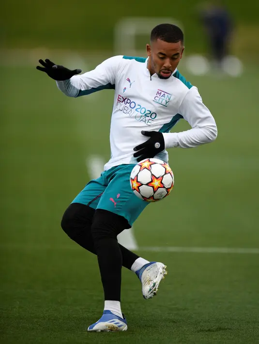 <p>Striker Manchester City, Gabriel Jesus mengontrol bola saat ia mengambil bagian dalam sesi latihan di tempat latihan Manchester City di Manchester, Inggris barat laut, pada 25 April 2022. Manchester City akan bertanding melawan Real Madrid pada leg pertama semifinal Liga Champions. (AFP/Oli Scarff)</p>