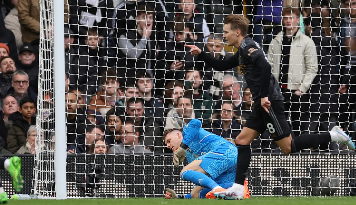 Pemain Arsenal Martin Odegaard (kanan) melakukan selebrasi usai  mencetak gol ke gawang Fulham pada pertandingan sepak bola Liga Inggris di Stadion Craven Cottage, London, 12 Maret 2023. Arsenal mengalahkan Fulham dengan skor 3-0. (AP Photo/Ian Walton)