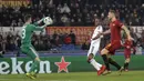 Kiper Qarabag, Ibrahim Sehic, menangkap bola saat melawan AS Roma pada laga Liga Champions di Stadion Olimpico, Roma, Rabu (6/12/2017). AS Roma Menang 1-0 atas Qarabag. (AP/Alessandra Tarantino)