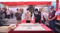 Gubernur Jawa Barat Ridwan Kamil saat meresmikan revitalisasi Pasar Rakyat Baleendah di Kabupaten Bandung, Jumat (15/4)/Biro Adpim Jabar.