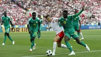 Striker Polandia, Robert Lewandowski, berebut bola  dengan gelandang Senegal, Ismaila Sarr, pada laga Piala Dunia di Stadion Spartak, Selasa (19/6/2018). Senegal menang 2-1 atas Polandia. (AP/Darko Vojinovic)