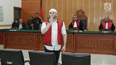 Terdakwa Ridho Rhoma menyapa awak media saat menjalani sidang putusan perkara penyalahgunaan narkoba, Jakarta, Selasa (19/9). Ridho Rhoma divonis 10 bulan penjara dipotong masa tahanan dan menjalankan Rehabilitasi di RSKO. (Liputan6.com/Herman Zakharia)