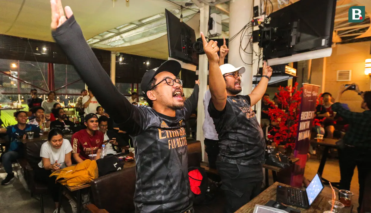 Fans Arsenal melakukan chant setelah Bukayo Saka mencetak gol saat Roaring Night Liga Inggris antara West Ham melawan Arsenal yang berlangsung di Triboon, Cilandak, Jakarta Selatan, Minggu (11/02/2024) malam WIB. (Bola.com/Bagaskara Lazuardi)