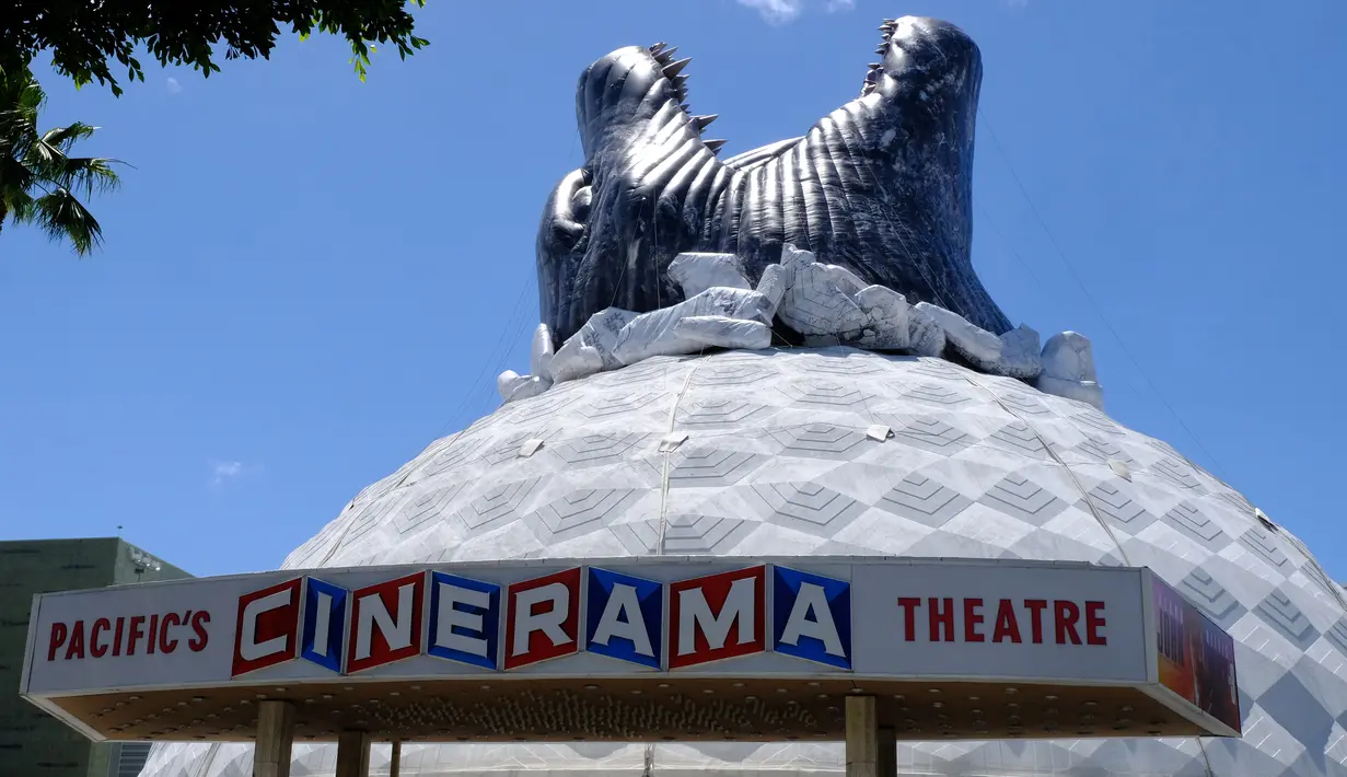 Godzilla raksasa menghiasi atap bioskop Cinerama Dome yang berlokasi di Hollywood, California, AS pada 20 Mei 2019. Hinggapnya godzilla raksasa untuk menyambut sekuel Godzilla: King of the Monsters yang akan dirilis pada 31 Mei 2019. (Photo by Chris Delmas / AFP)