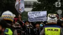 Mahasiswa dari berbagai kampus membentangkan poster saat menuju gedung DPR, Jakarta, Senin (11/4/2022). Mahasiswa menuntut sejumlah isu, diantaranya pemerintah menstabilkan harga bahan bakar yang naik, minyak goreng langka dan tolak jabatan Presiden 3 Periode. (Liputan6.com/Johan Tallo)