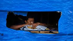 Dalam foto yang diambil pada 19 Juni 2024 ini, seorang pria beristirahat di tempat penampungan pengungsi Rohingya di pantai Kulee, di Kabupaten Pidie, provinsi Aceh. (CHAIDEER MAHYUDDIN/AFP)