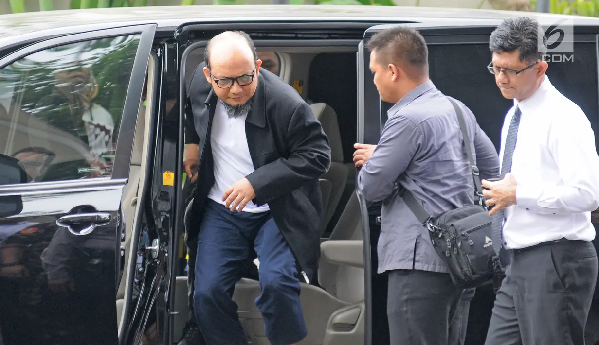 Penyidik senior KPK Novel Baswedan turun dari mobil saat tiba di gedung KPK, Jakarta, Kamis (22/2). Hampir 10 bulan Novel meninggalkan Indonesia untuk menjalani perawatan dan penyembuhan akibat insiden penyiraman air keras. (Liputan6.com/Herman Zakharia)
