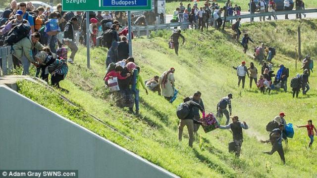 [Bintang] 17 Foto Miris Pengungsi Suriah di Hungaria yang Bikin Kamu Mensyukuri Hidupmu