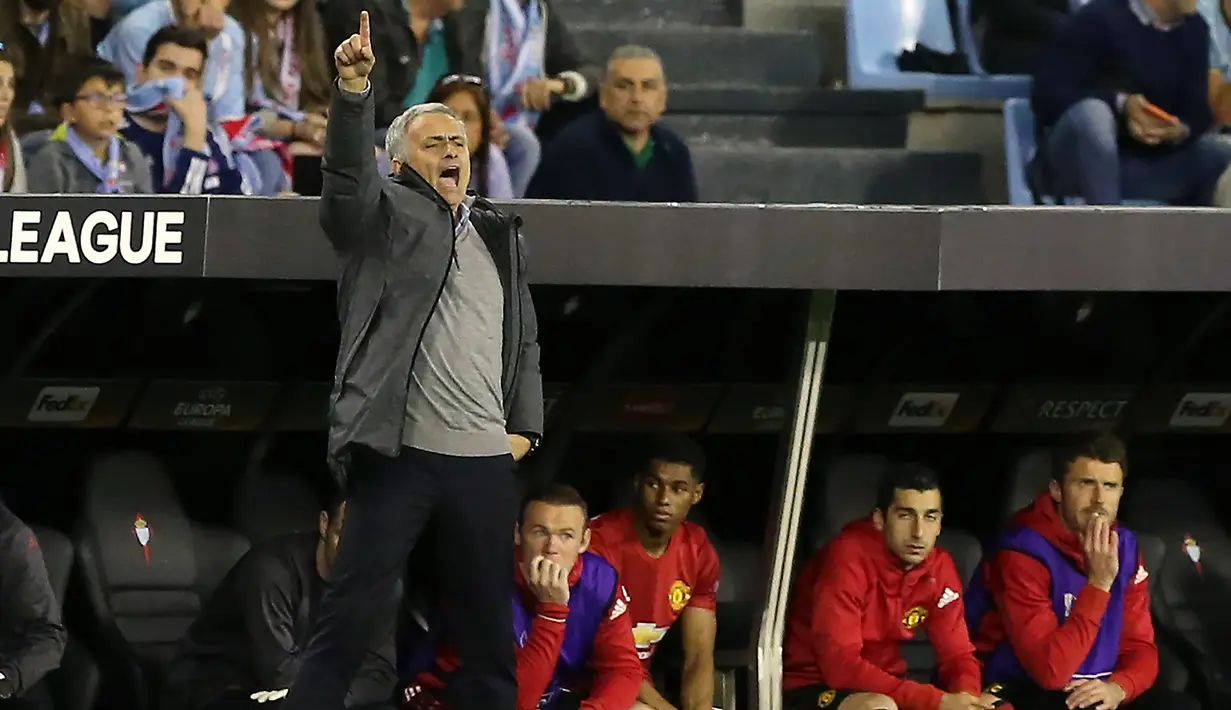 Pelatih MU, Jose Mourinho mengintruksikan para pemainnya saat berhadapan dengan Celta Vigo pada pertandingan leg pertama semifinal Liga Europa di stadion Balaidos, Spanyol (5/5). MU menang 1-0 atas Celta Vigo. (AFP Photo/Cesar Manso)