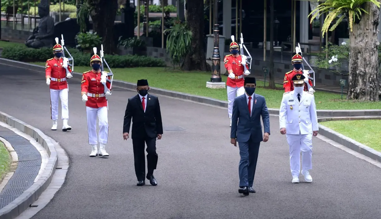 Presiden Joko Widodo (tengah) jelang melantik Wakil Gubernur DKI Jakarta Ahmad Riza Patria di Istana Negara, Jakarta, Rabu (15/4/2020). Riza dilantik berdasarkan Keppres Nomor 40/P Tahun 2020 tentang Pengesahan Pengangkatan Wagub DKI Jakarta sisa masa jabatan 2017-2022. (Biro Pers Kepresidenan)