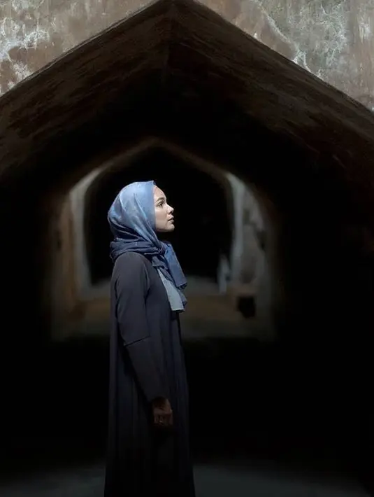 Diceritakannya, Dewi Sandra mempersiapkan diri dengan mendalami kitab suci Al Quran. Ia menyampaikannya saat menghadiri acara konferensi pers Wardah Ramadhan Campaign 2021 secara virtual. Menurutnya, menyambut Ramadan tak boleh dilakukan dalam waktu dekat. (Instagram/dewisandra)
