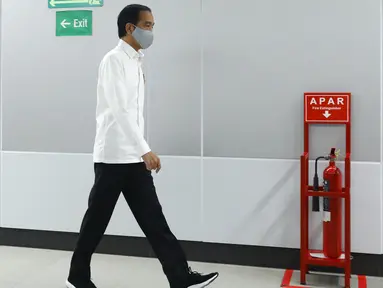 Presiden Joko Widodo atau Jokowi meninjau kesiapan penerapan prosedur standar New Normal di Stasiun MRT Bundaran HI, Jakarta, Selasa (26/5/2020). Jokowi melakukan peninjauan kesiapan penerapan prosedur standar new normal di stasiun tersebut. (Tribunnews/Irwan Rismawan/Pool)