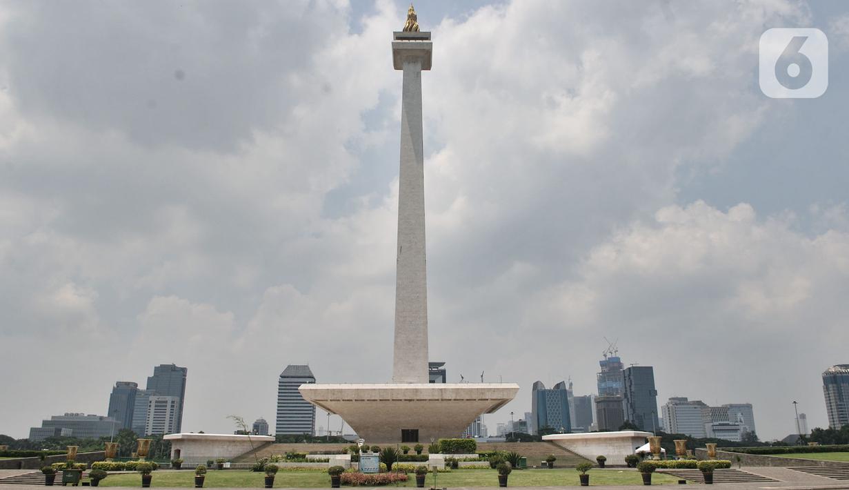 Suasana kawasan Monumen Nasional (Monas) yang ditutup, Jakarta, Minggu (15/3/2020). Gubernur Anies Baswedan menutup tempat wisata di DKI Jakarta seperti Monas, Ragunan, dan museum yang dikelola Pemprov DKI selama dua pekan ke depan guna mencegah penyebaran Covid-19. (merdeka.com/Iqbal S. Nugroho)