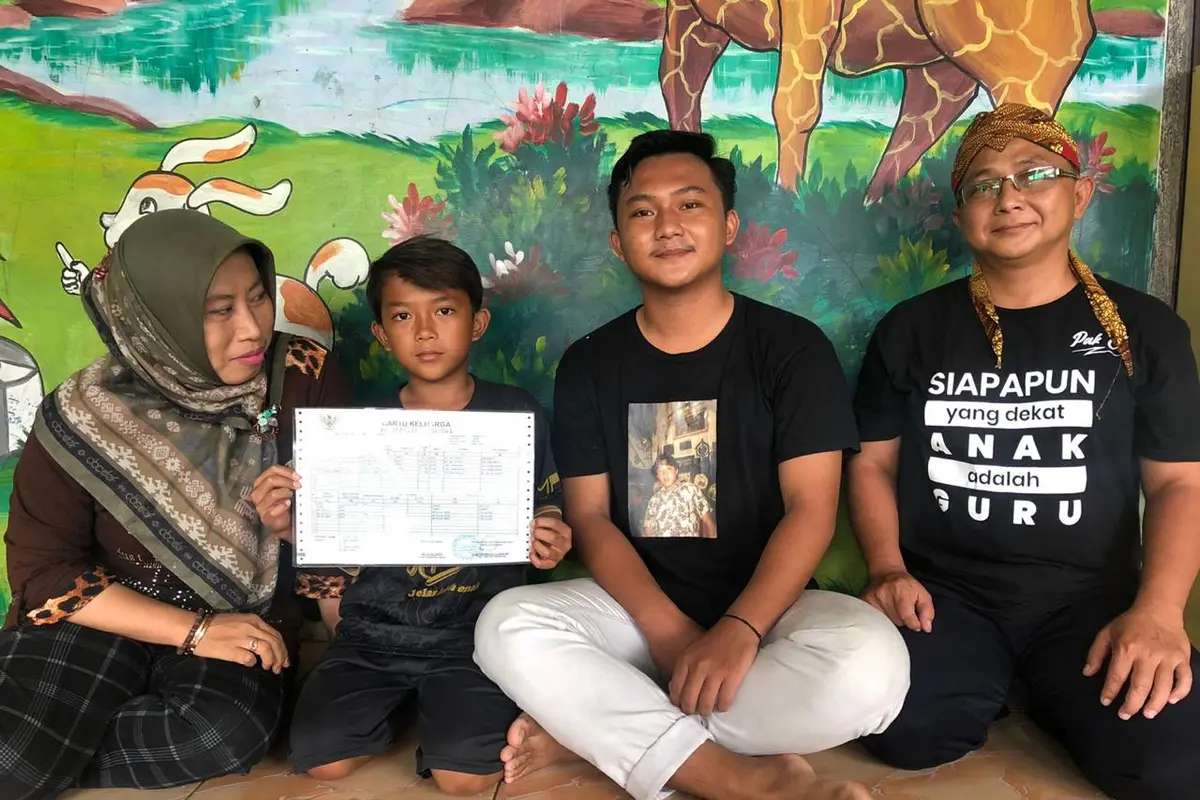 Tiga bersaudara di Gresik ini bernama belakang Dot Com. (Dian Kurniawan/Liputan6.com)