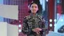 Andini Effendi mengenakan kebaya panjang yang didekonstruksi dengan lengan yang dapat dilepas. Gaya multi-arah dengan kancing pinggang tersembunyi di samping Manipulasi tenun tanpa jahitan yang dibuat dengan motif yang dijahit tangan menggunakan benang sutra. Kombinasi kain Silk Duchess dan Sutra Tenun Karan-gasem. [Adrian/Fimela]