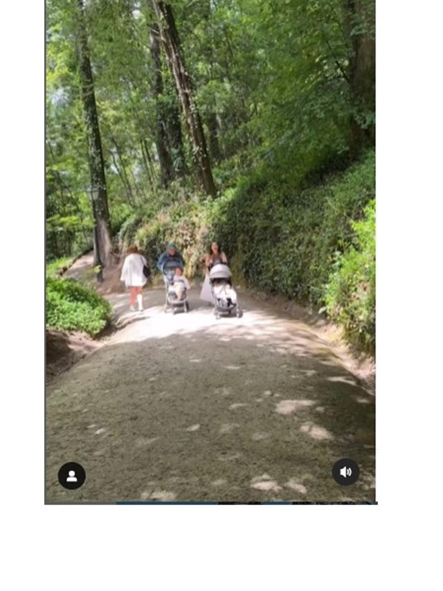 8 Momen Jennifer Bachdim Angkat Stroller Anak saat Liburan di Portugal, Curi Perhatian