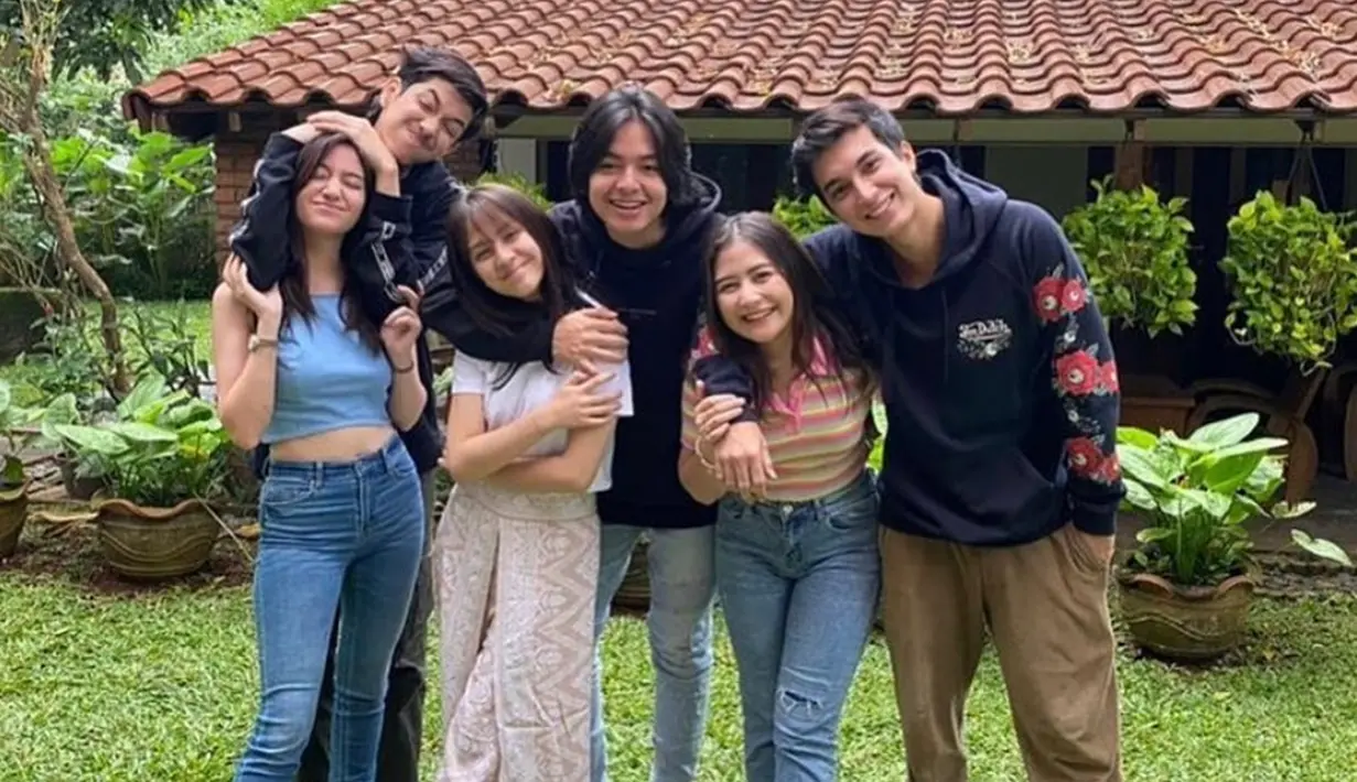 Meski baru bergabung, Prilly Latuconsina sudah sangat akrab dan dekat dengan para pemain Mariposa. Seperti diketahui, dalam film Mariposa tahun 2020 lalu Prilly Latuconsina tidak turut serta karena kisahnya dengan Glen (Junior Roberts) baru diceritakan dalam film 12 Cerita Glen Anggara. (Liputan6.com/IG/@2ceritaglennanggara)