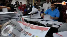 Husni Kamil tampak berada bersama para pekerja percetakan untuk melipat dan mengepak surat suara (Liputan6.com/Johan Tallo) 