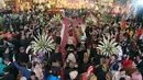 Suasana iring-iringan pengantin Kahiyang Ayu dan Bobby Nasution berjalan menuju pelaminan saat resepsi di Gedung Graha Saba Buana, Solo, Rabu (8/11). (Liputan6.com)
