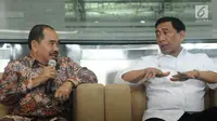 Menko Polhukam, Wiranto (kanan) berbincang bersama Kepala PPATK Kiagus Ahmad Badaruddin saat memberi keterangan usai memimpin pertemuan dengan sejumlah menteri dan Kepala PPATK di Jakarta, Selasa (29/8). (Liputan6.com/Helmi Fithriansyah)  