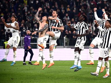 Para pemain Juventus merayakan kemenangan atas Fiorentina pada pertandingan leg kedua semifinal Coppa Italia di Stadion Juventus, Turin, Italia, 20 April 2022. Juventus menang 2-0. (Marco BERTORELLO/AFP)