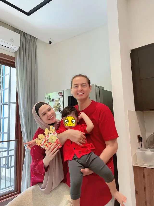 9 Potret Kompak Keluarga Artis Rayakan Imlek 2022, Penuh Kebahagiaan