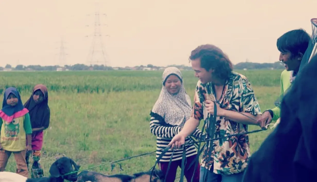 Tak hanya mencari kodok, dan juga bebek. Dul Jaelani juga diajari cara mengembala kambing. (Foto: Instagram/@duljaelani)
