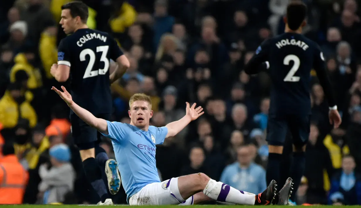 Pemain Manchester City Kevin De Bruyne bereaksi saat menghadapi Everton pada pertandingan lanjutan Liga Inggris di Etihad Stadium, Manchester, Inggris, Rabu (1/1/2020). Dua gol Gabriel Jesus membawa Manchester City menang 2-1. (AP Photo/Rui Vieira)